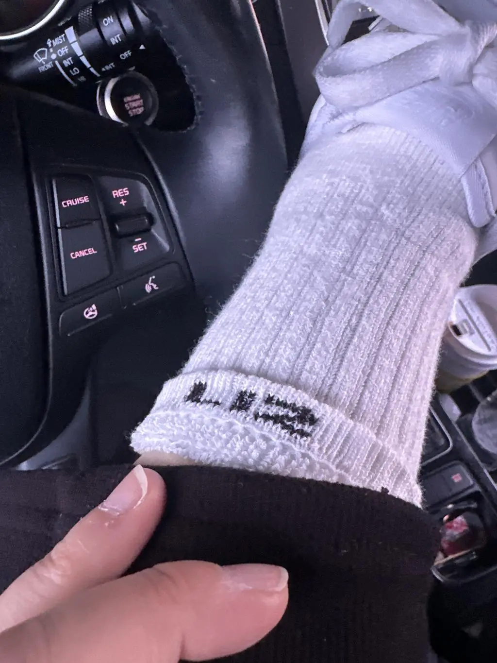 작년에 구매하고 재구매 입니다. 따뜻한건 당연한거고. 항상 서서 일하는데 발에 피로도