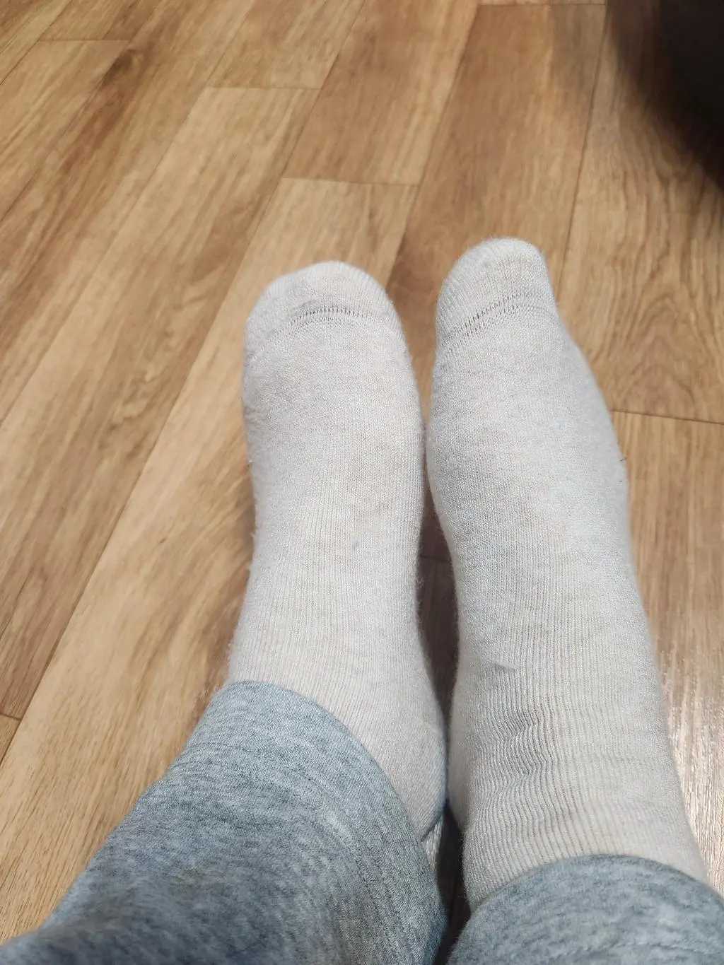 신어보고 깜짝 놀랐습니다 겨울 양말로 짱입니다 와이프가 뺏어 신어보고 자기도 사달라