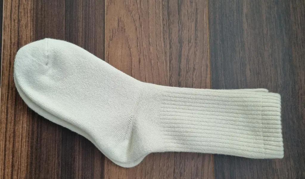 7개 세트로 샀는데 두꺼워서 겨울에 신고다니기 좋습니다. 사무실에서 발시려워서 샀어