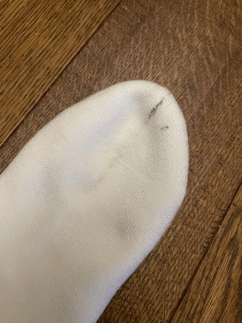 흰색양말에 때가 타있습니다…ㅠㅠ
