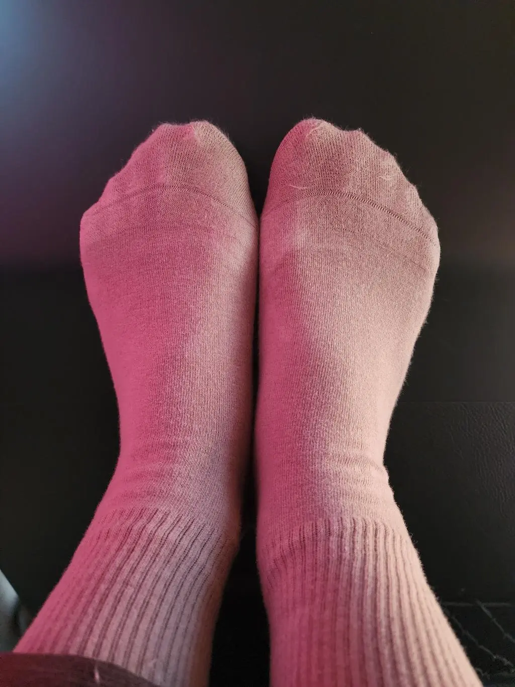 토프 컬러가 필요해서 쿠*에서 저렴이 버전을 사서 신었는데 발꾸락이 자꾸 조여서 너무