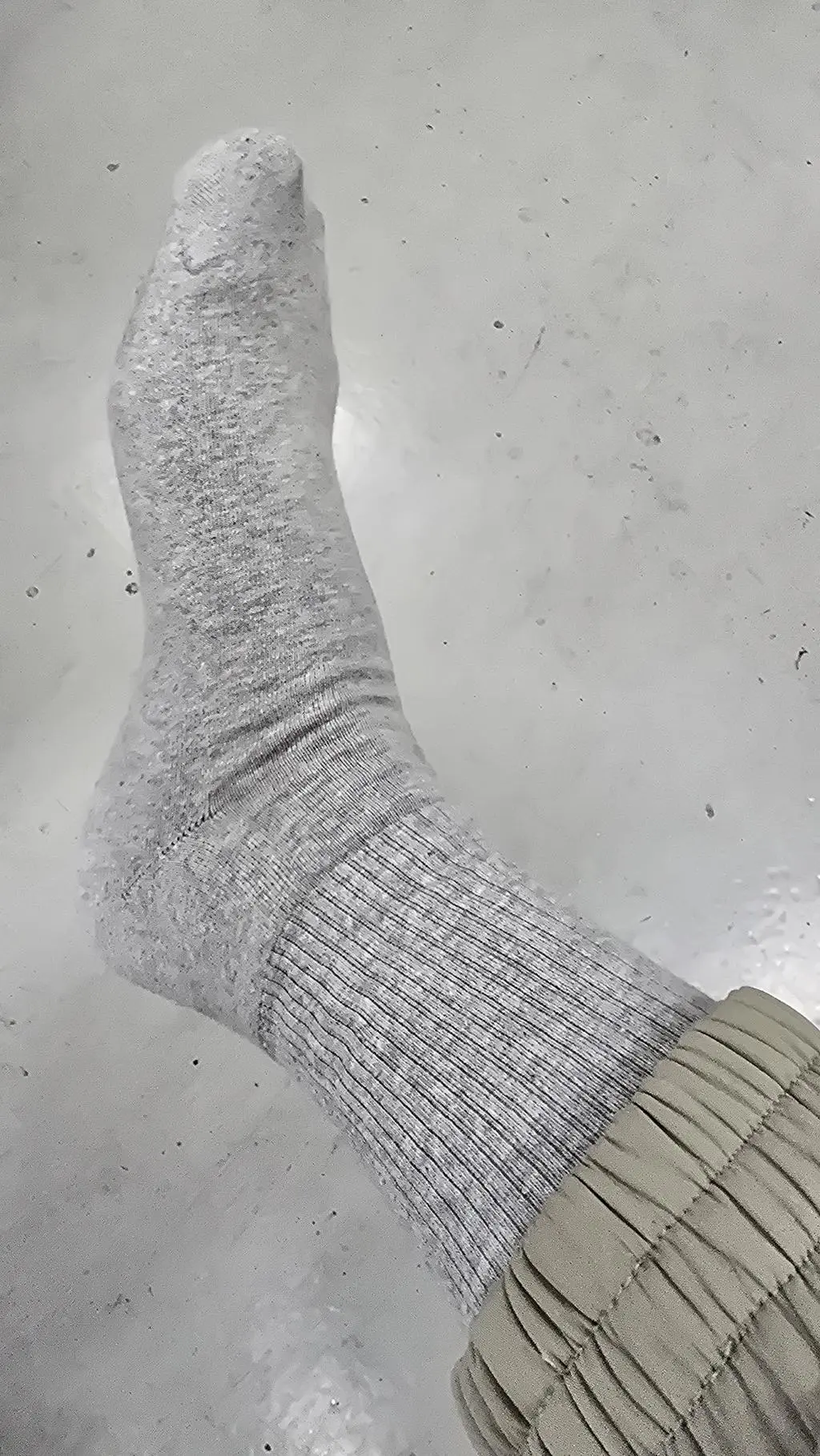 사이즈도 딱맞고 무엇보다 발을 감싸안는 느낌이 너무좋아 지인에게도 강추할만하네요.