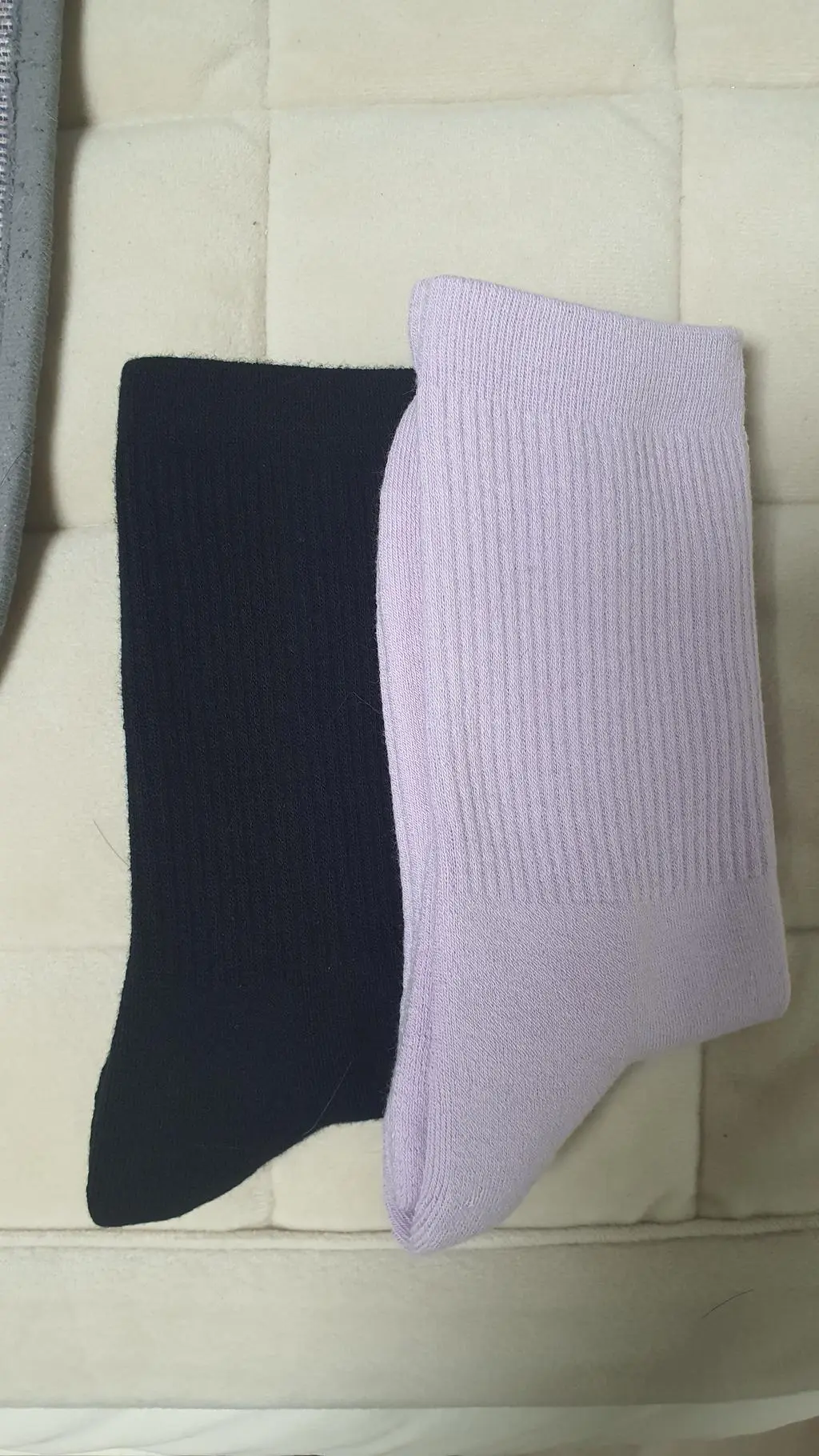 색상도 예쁘고 발을 감싸주는데 너무 편하고 좋습니다.단 검수과정이 미흡하여 교환 신