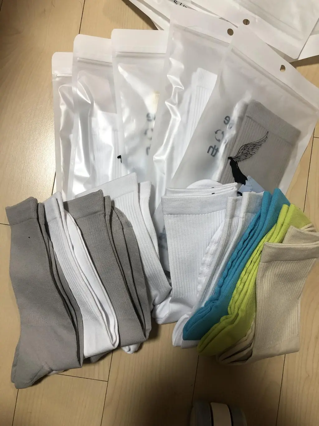 러닝시 너무 편하게 잘 신어서 행사때 더 쟁여두려 합니다.