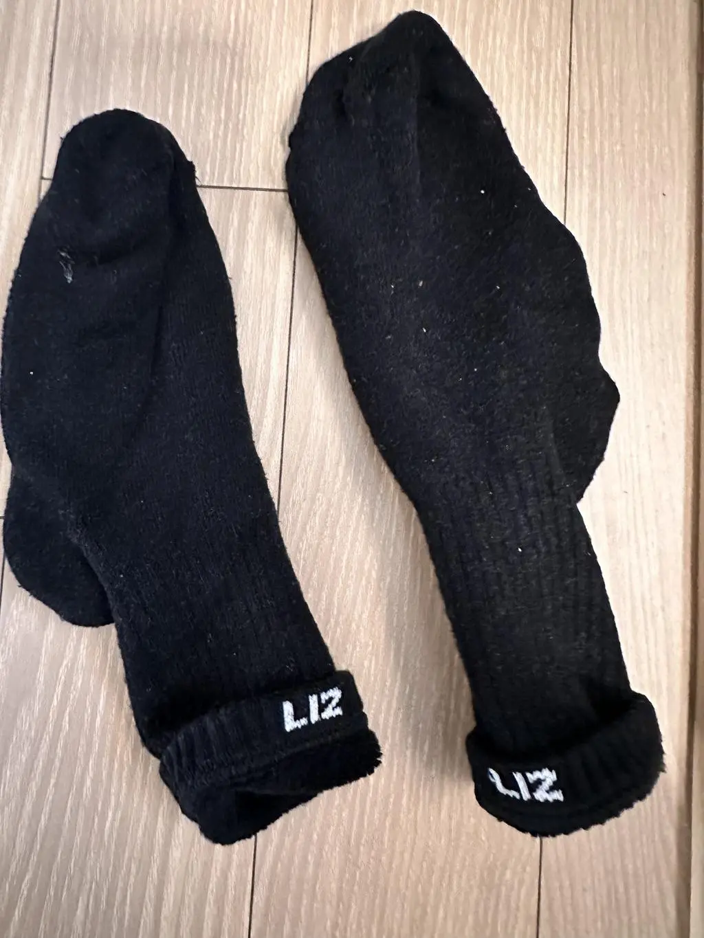 양말이 도톰하고 착화감이 좋아요 다른색상도 구매하려구요