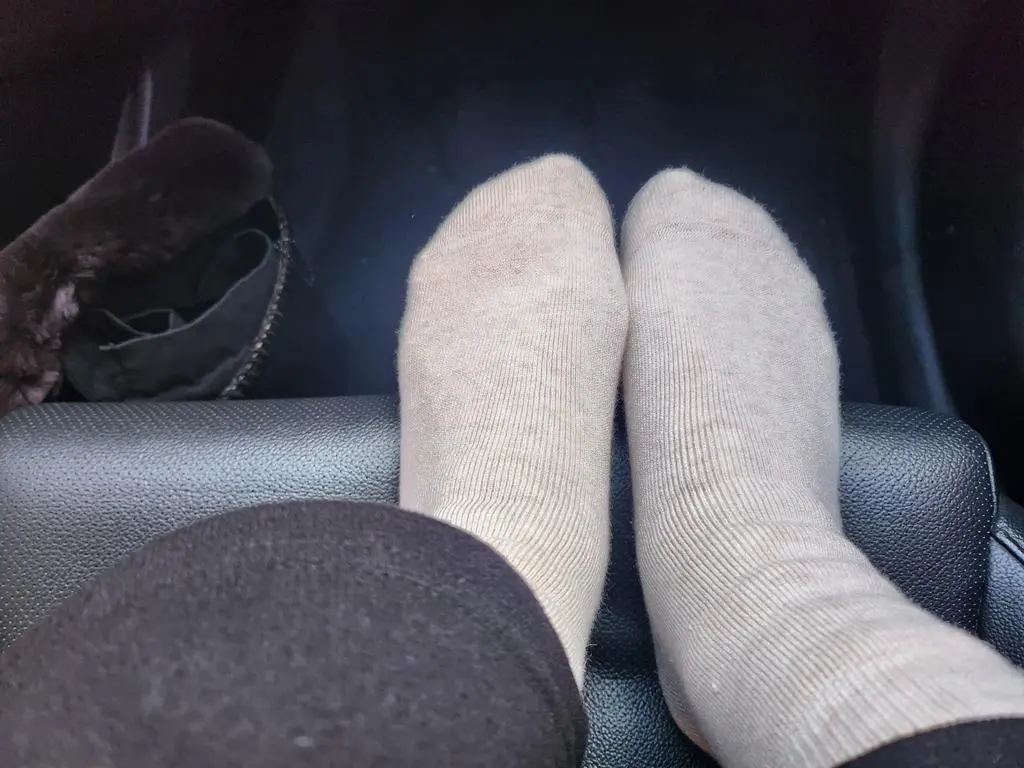 너무따뜻해요! 양말안이 부드러워서 좋아요!! 발사이즈 225에 발볼이 넓은편인데 넉넉하