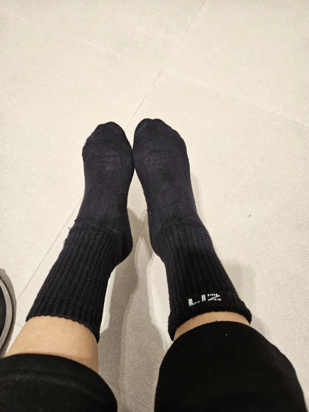 너무 편하고 잘 신고 있어서 세일 끝나기전 한번더 구매했습니다~~진짜 따뜻하고 발이 