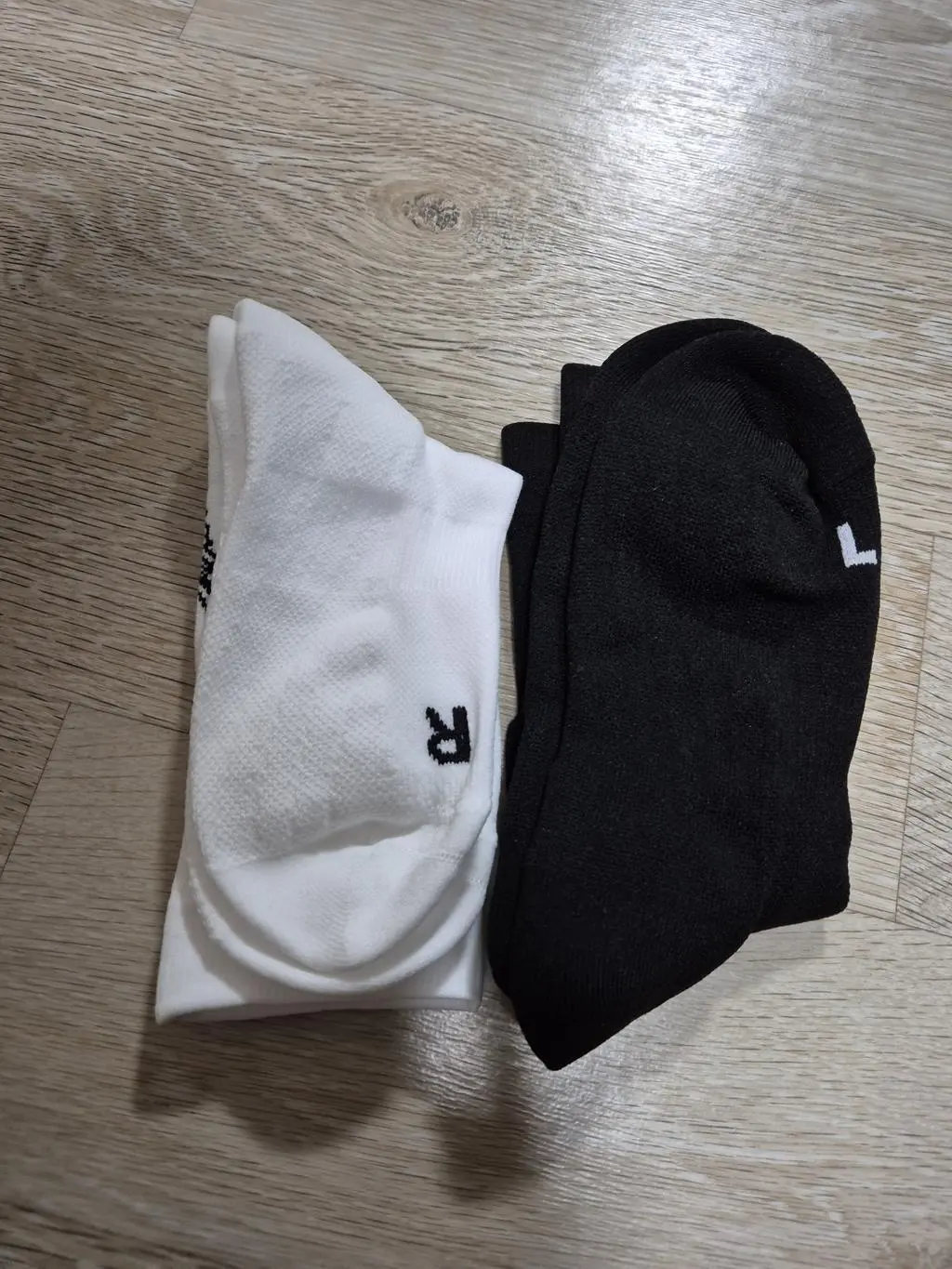 러닝양말을 처음 신어봤는데 전용이 왜 따로 있는지 알겠네요. 발에 땀도 안차고 꽉 잡