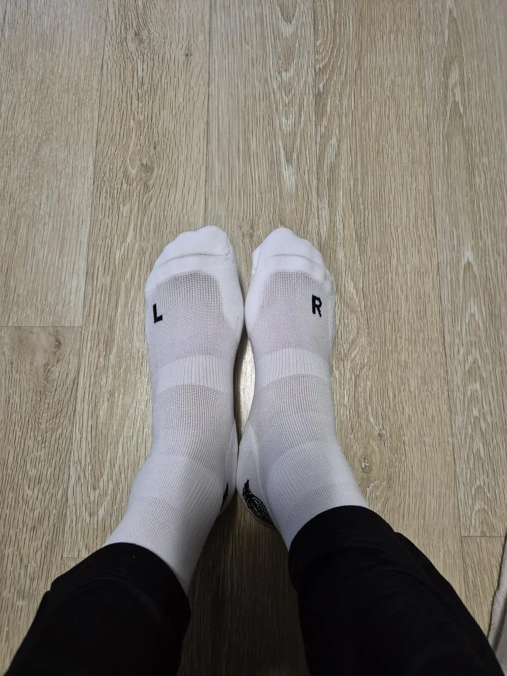 러닝양말을 처음 신어봤는데 전용이 왜 따로 있는지 알겠네요. 발에 땀도 안차고 꽉 잡