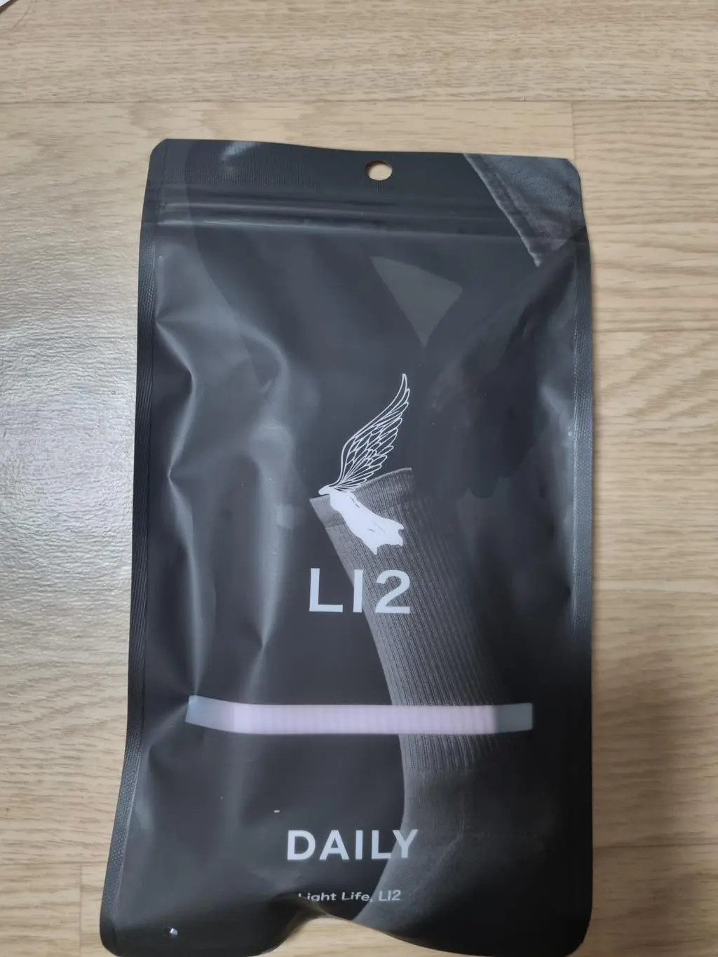 생각보다 두툼한 편이예요. 짱짱해서 발에 딱 맞고 색상이 다양해서 너무 좋아요. 4계절