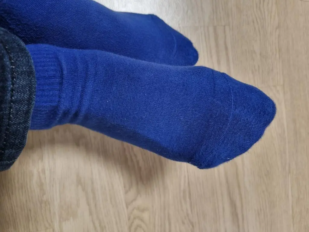 생각보다 두툼한 편이예요. 짱짱해서 발에 딱 맞고 색상이 다양해서 너무 좋아요. 4계절