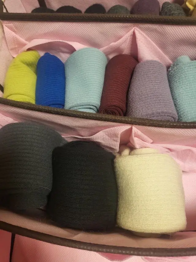 발이 엄청 폭신폭신 편안해요~ 도톰한 기모라 올겨울 따뜻하게 날것 같아요!
