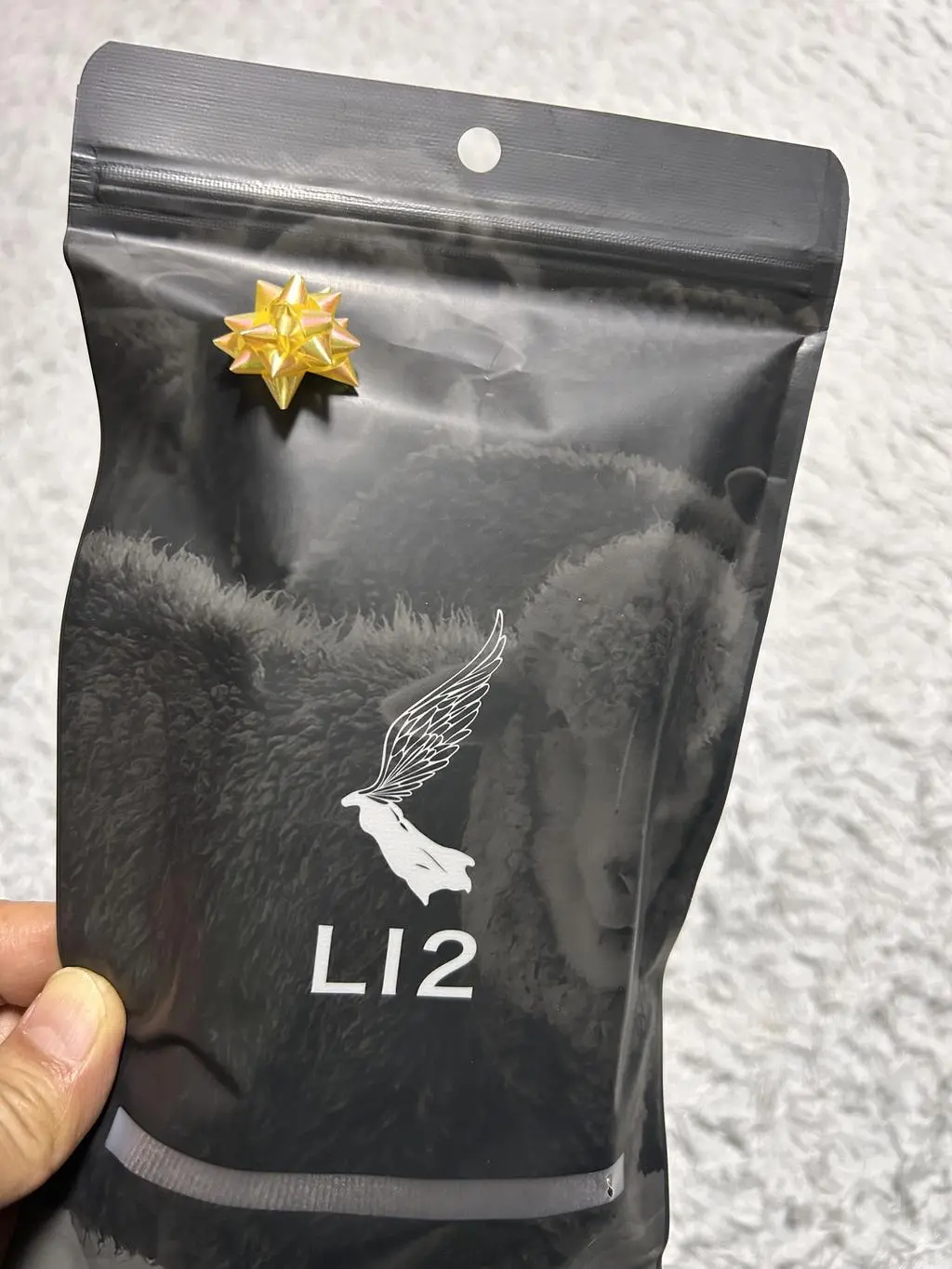 직장 동료들과 조촐한 연말 자리에서 한 켤레씩 선물로 나누어 주었습니다. 포장 자체가