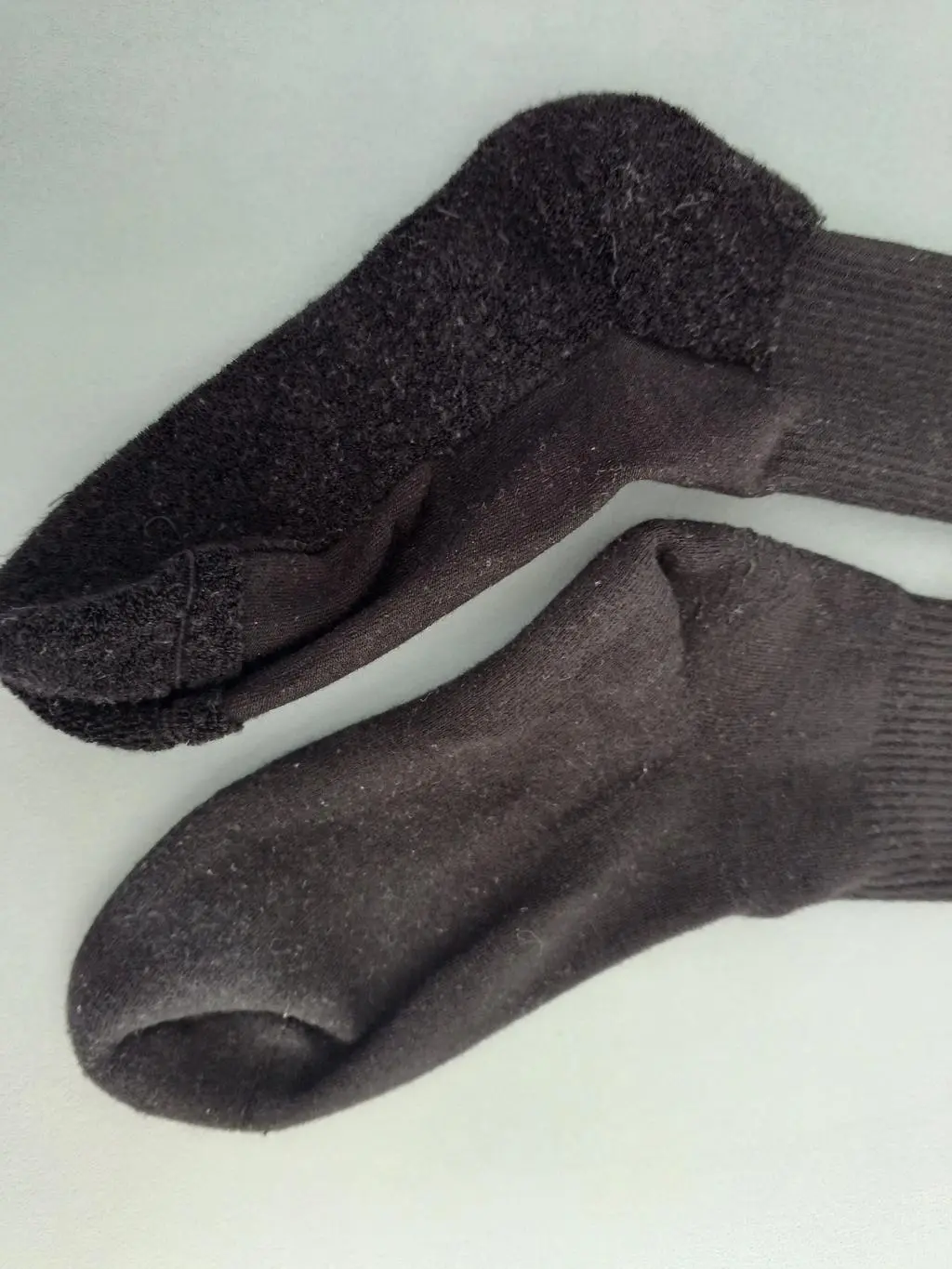 평발이라 발바닥이 늘 아픈 발인데..많은 종류의 양말에 이미 속은지 오래라  이것도 똑