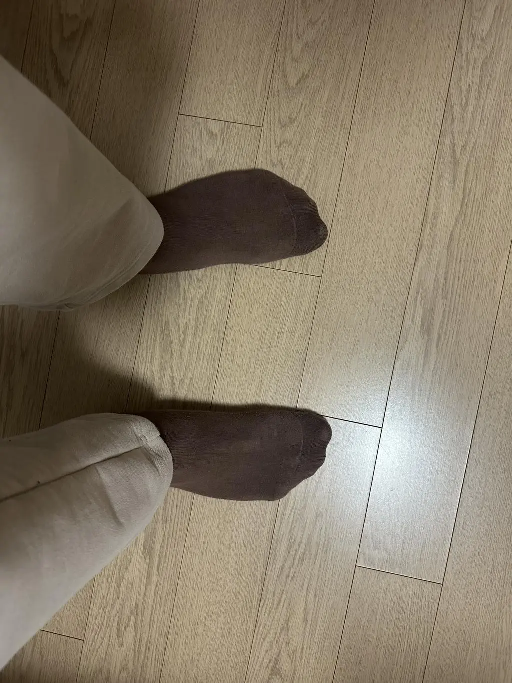 착용감이 부드럽고 색상도 맘에 듭니다. 신발 285에서 290 신는데 양말이 작다는 생각은