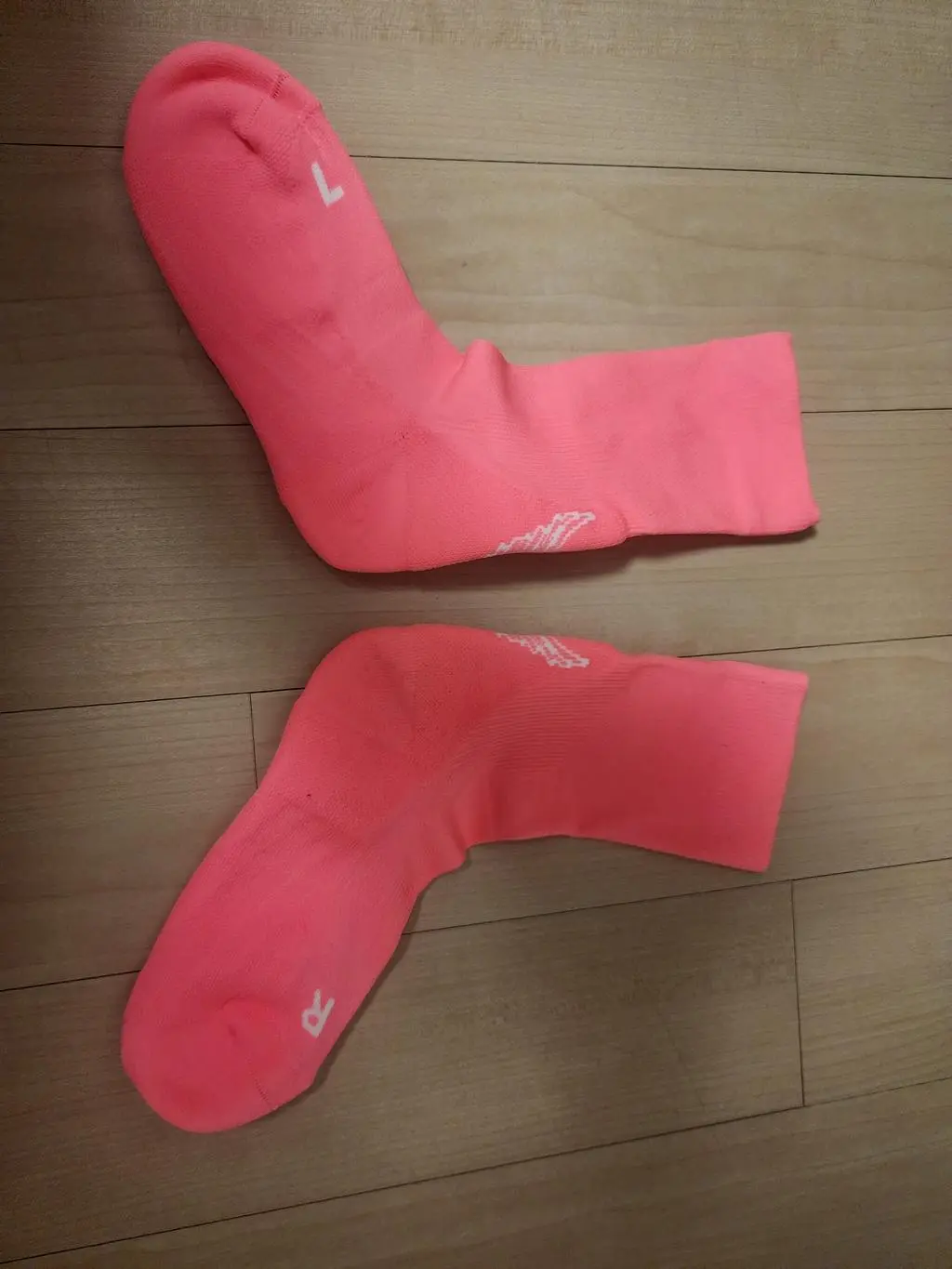 사이즈가 235--240이다보니 사이즈 고민이 많이 되었어요. 
