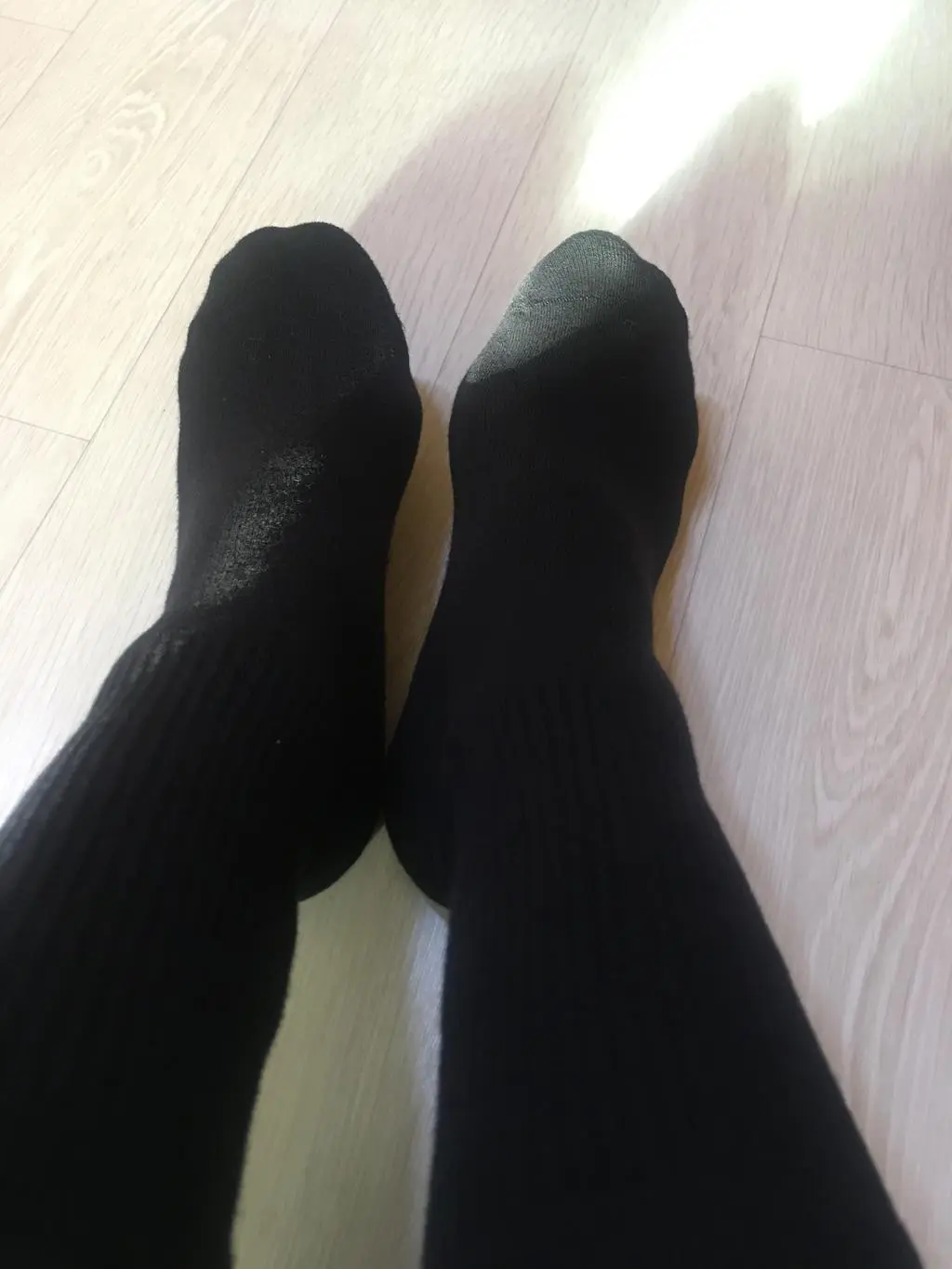 색깔도 예쁘고, 발목부터 쫀쫀학게 잡아주는 밴드 처리도 좋아요. 
