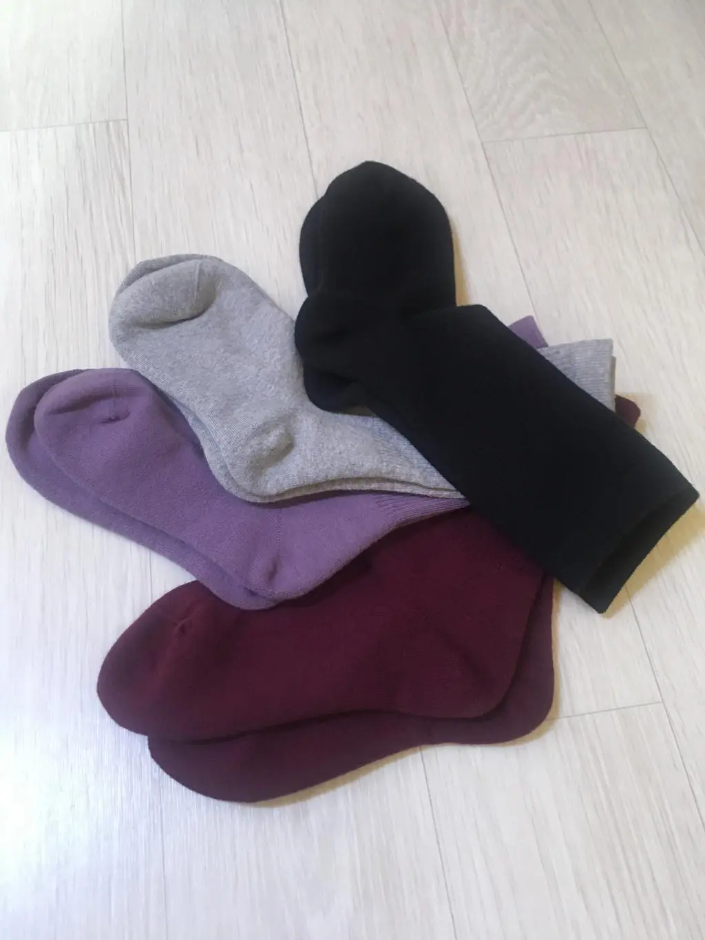 색깔도 예쁘고, 발목부터 쫀쫀학게 잡아주는 밴드 처리도 좋아요. 
