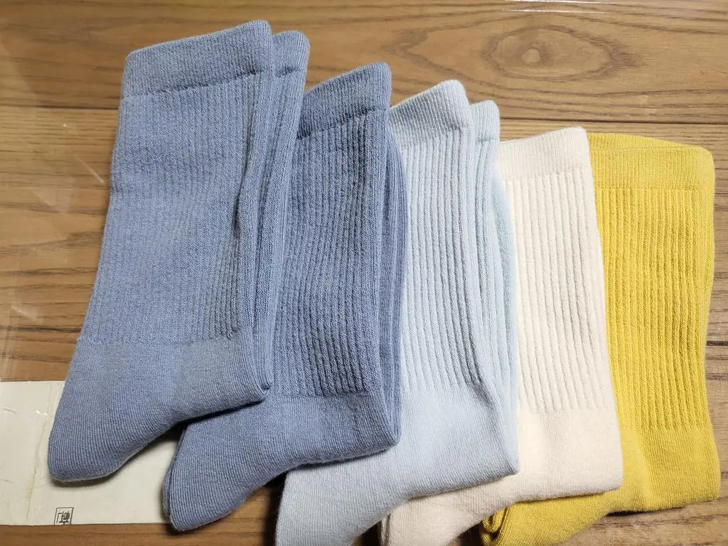 선물로 받아 신어보고 좋아서 찾고찾아 구매했어요~ 발목은 쫀쫀 발바닥은 폭신해서 좋