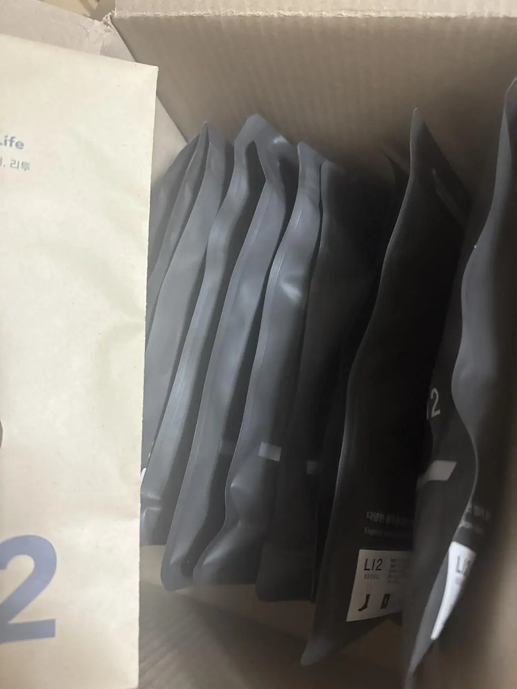 따뜻하고 부드럽고 좋아요. 아치가 따로 올라와 있는건 아닌거 같은데 발이 편하다니 궁