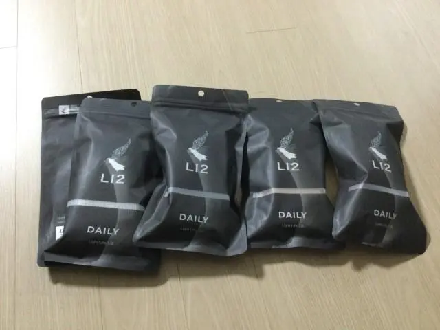 두꺼워서 발도 따뜻하고 편한데 발목이 조금만 덜 조이면 더 좋겠어요~
