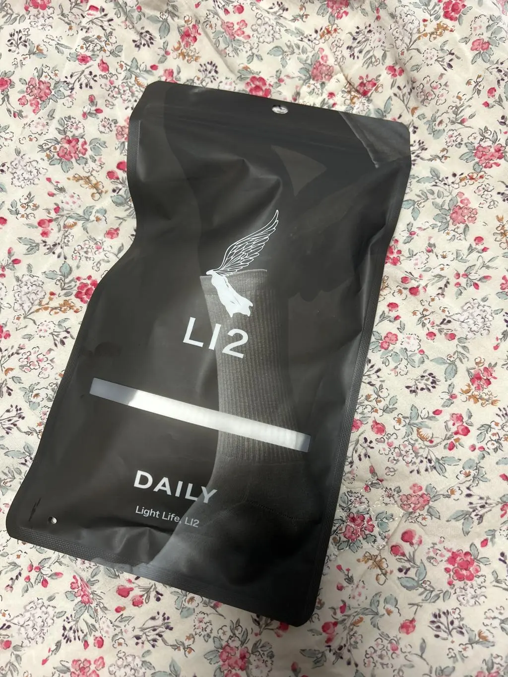 남편발이 커서 왠만한 양말은 다 중간에 걸쳐있었어요. 
