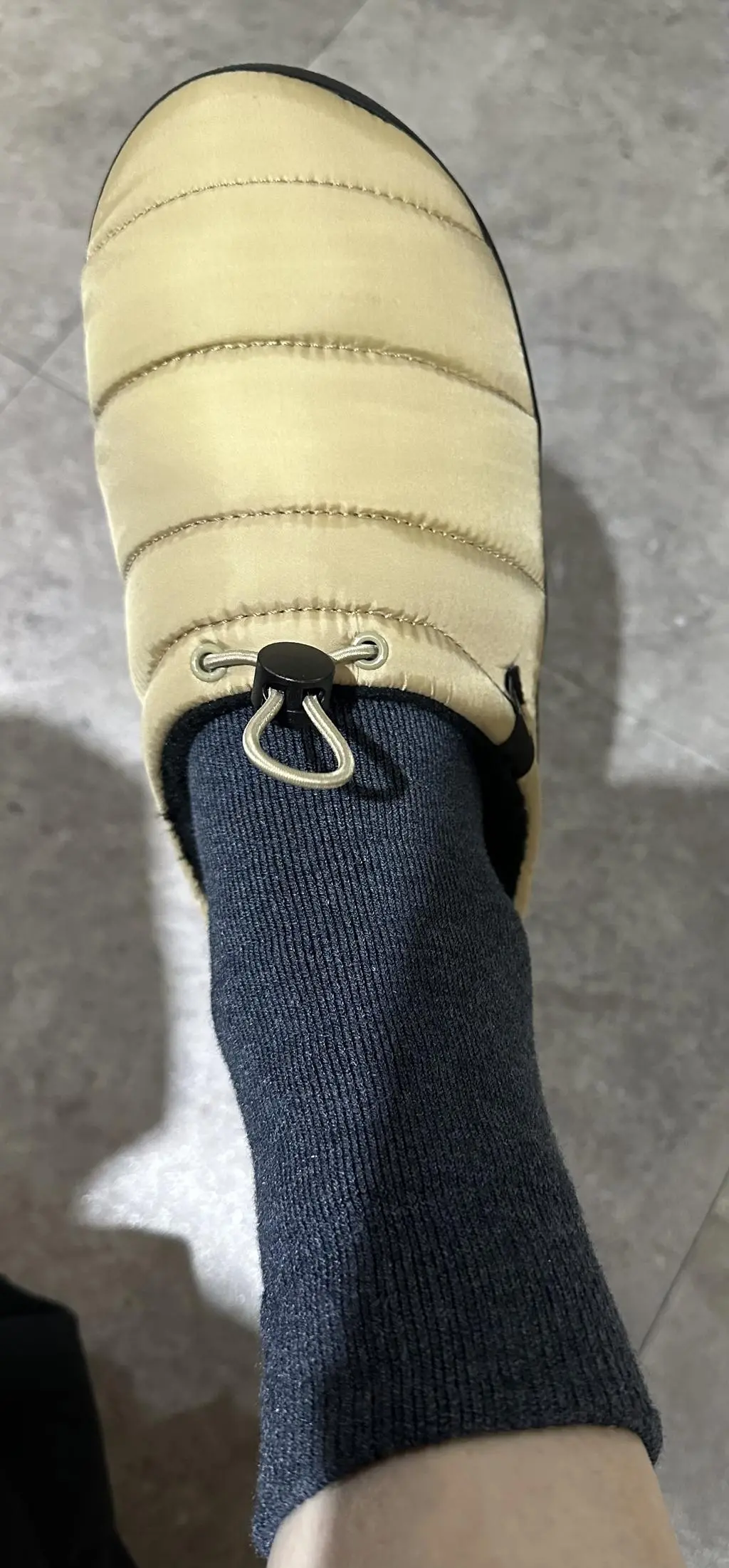 지난 겨울 기모 양말로 신세계 경험하고 울 양말이 올해 새로 나왔다고 해서 구매했는데