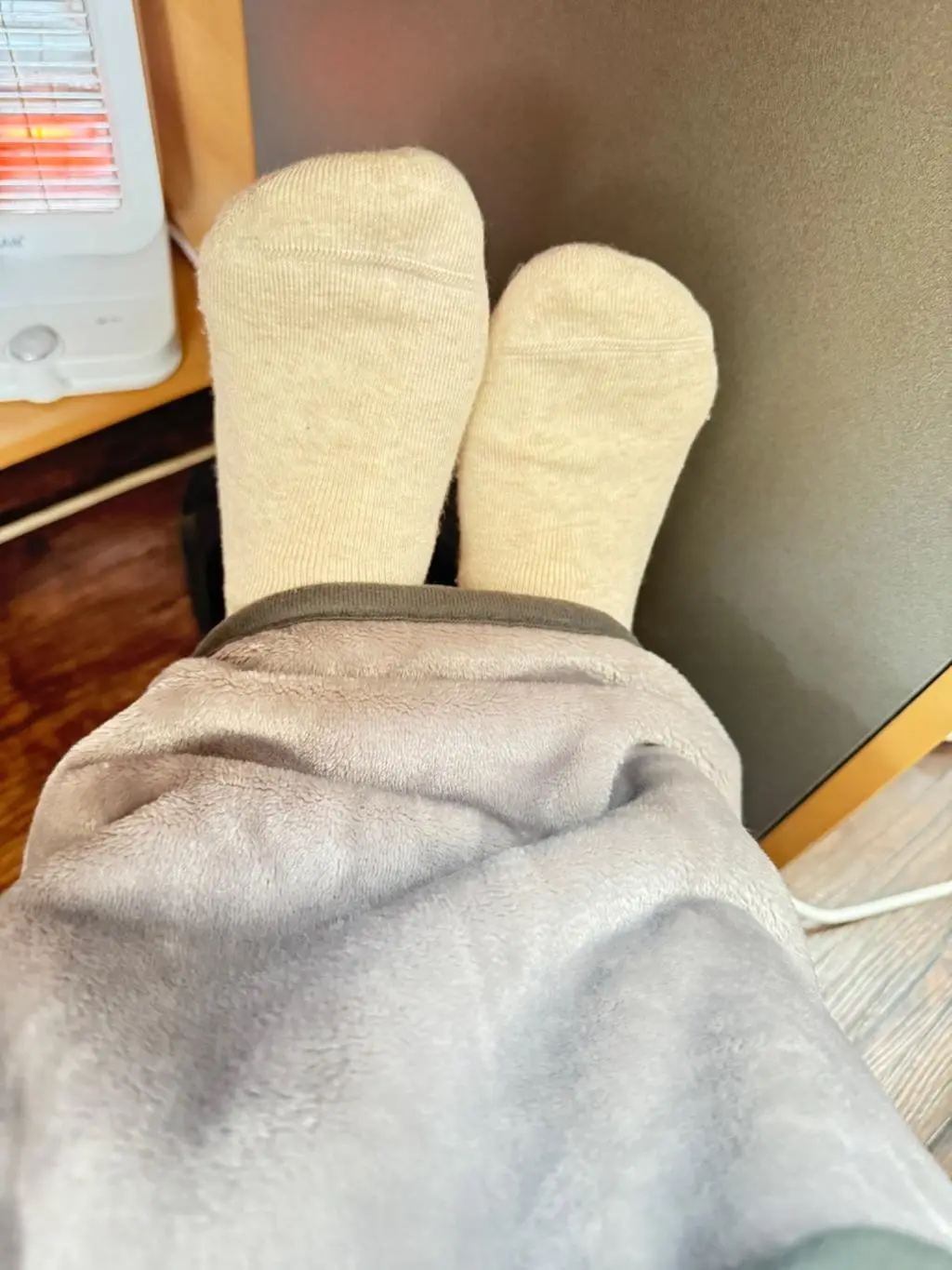 완전 만족합니다. 사무실에 일하는데 동상 걸릴정도로 발이 찬데 이 양말은 땀흡수 잘 