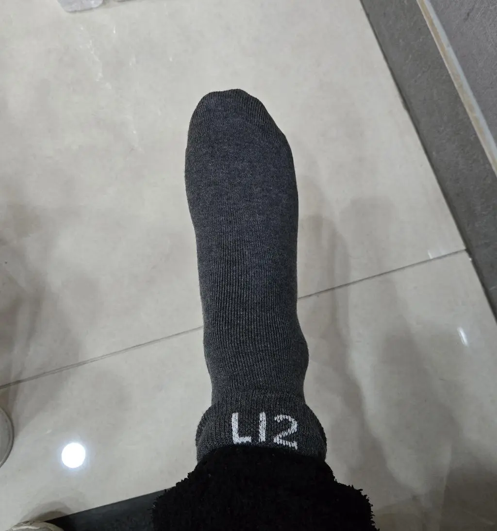 신을때 부드럽고 신축성 좋아요 이거신다보면 다른양말 못신을것 같아요~계절별로 자꾸