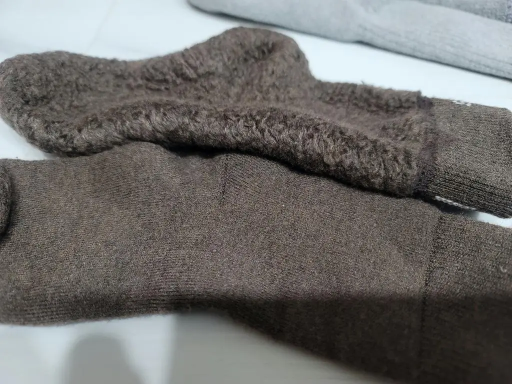 부드러워요. 발이 따뜻합니다. 선물도했는데 수면양말로 신어도 좋겠다하네요 메리노울