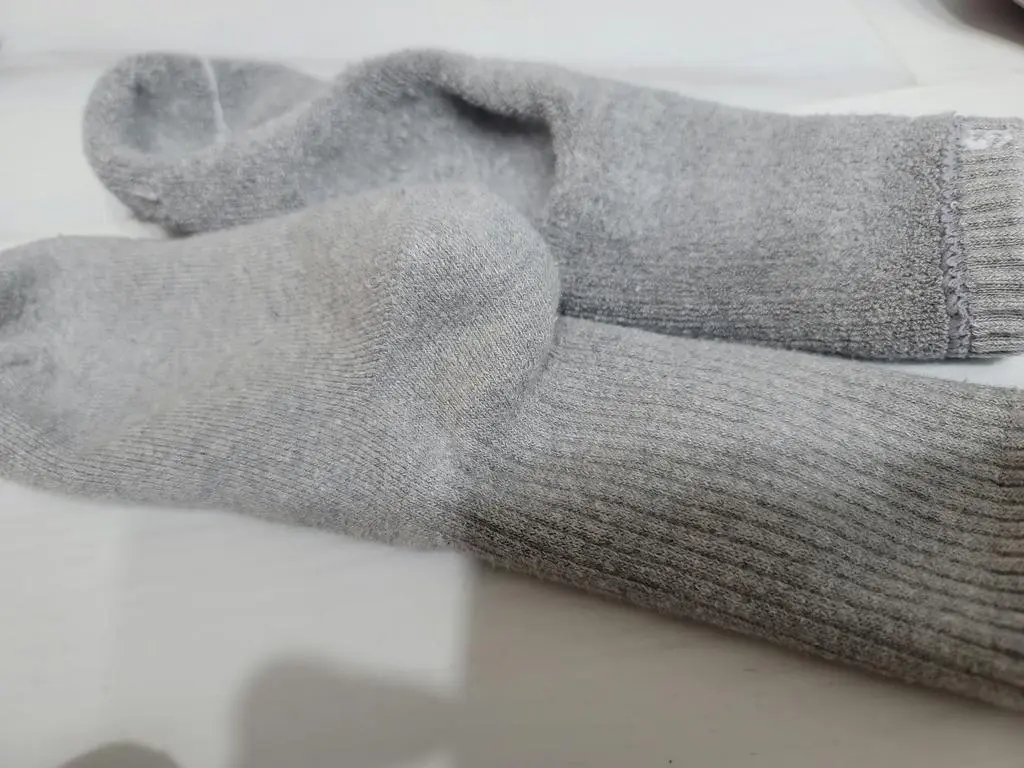 부드러워요. 발이 따뜻합니다. 선물도했는데 수면양말로 신어도 좋겠다하네요 메리노울