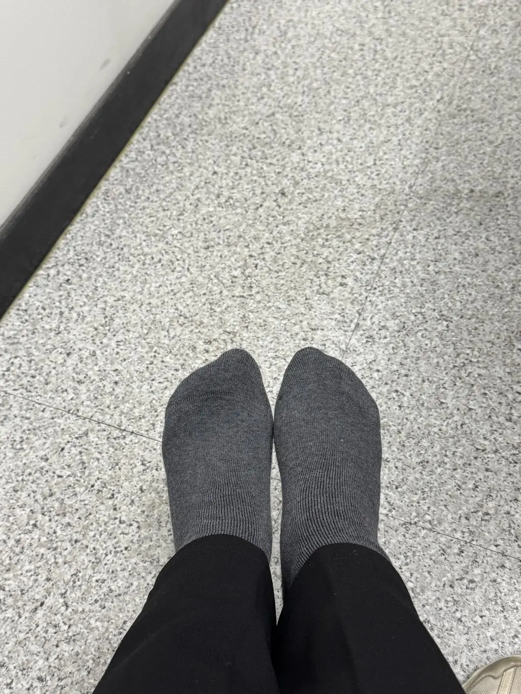 발이 찬 편이라 면양말을 신으면 땀이나거나 하면 너무 시려워서 구매했어요 도톰하지만