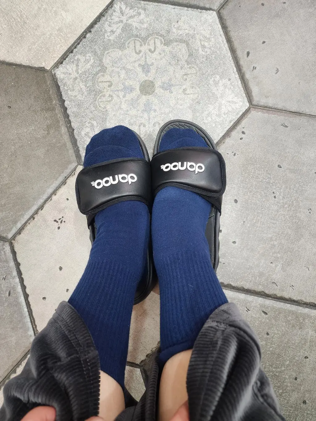 다리 혈액순환이 원래 잘 되지 않아서 구매했는데, 다른 양말들은 미끄러워 불편했지만