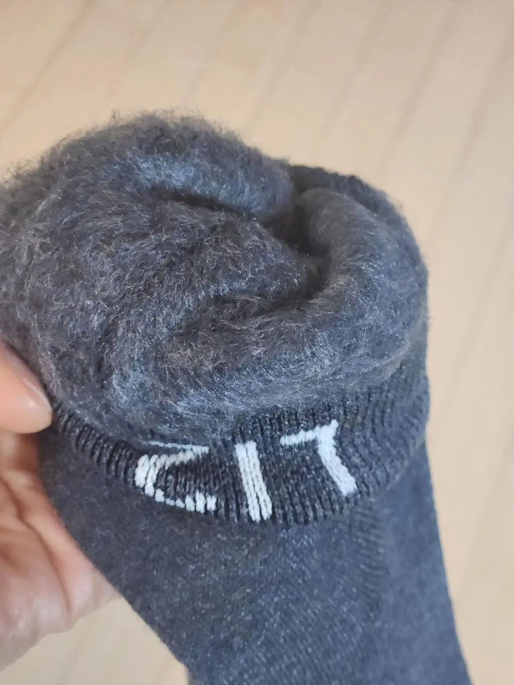 부드럽고 너무 따뜻해요. 집에서도 밖에서도 하루종일 신고 있어요.