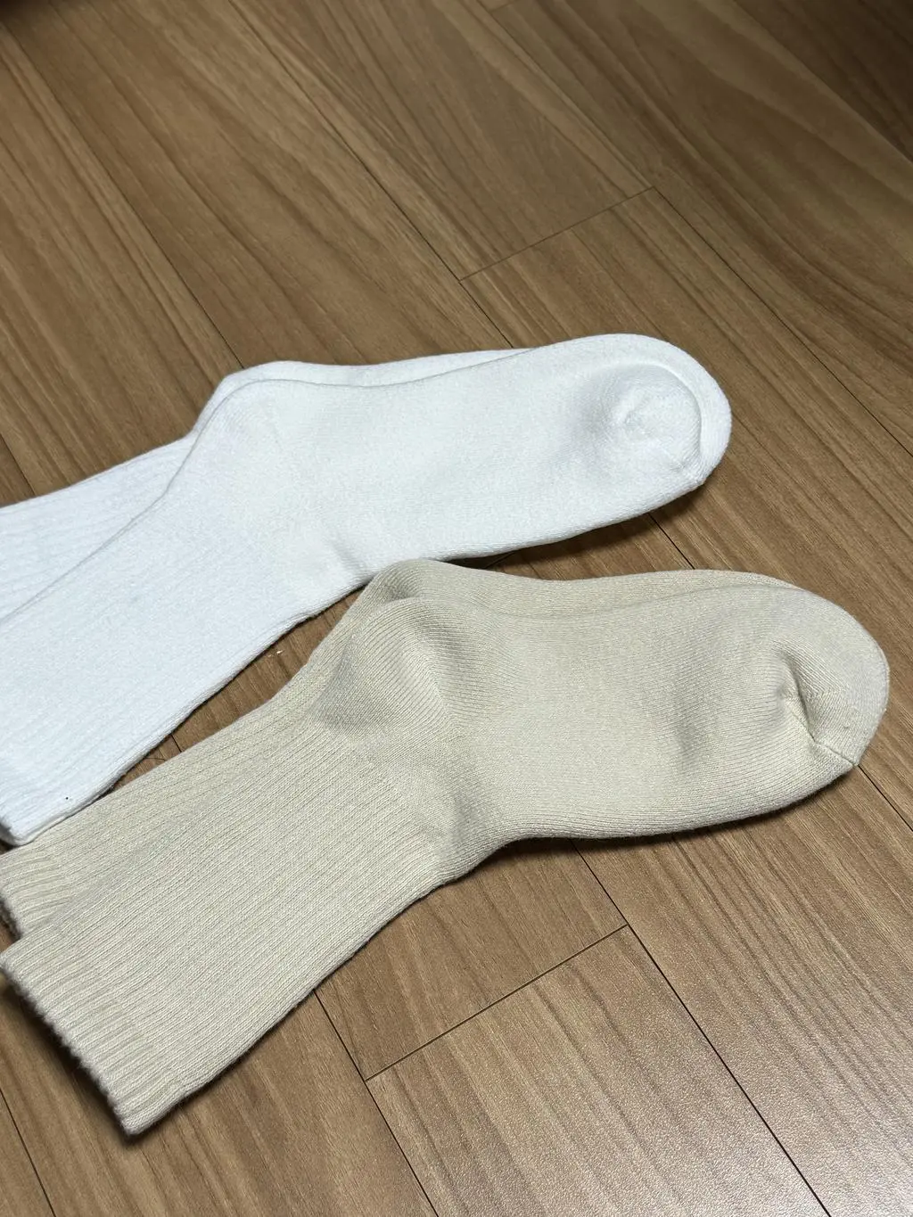 도톰하고 편해요, 저는 개인적으로 자전거 탈때 신어봤는데 발 부준이 도톰해서 따뜻했