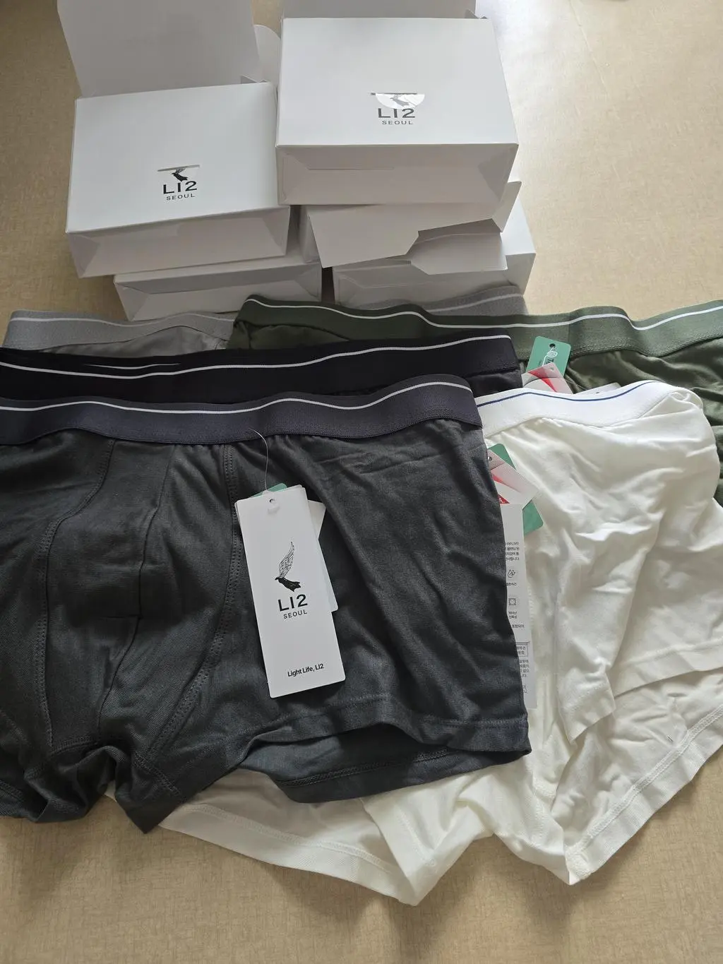 배송 빨라요 잘받고 입어보니 부드럽고 가볍네요
