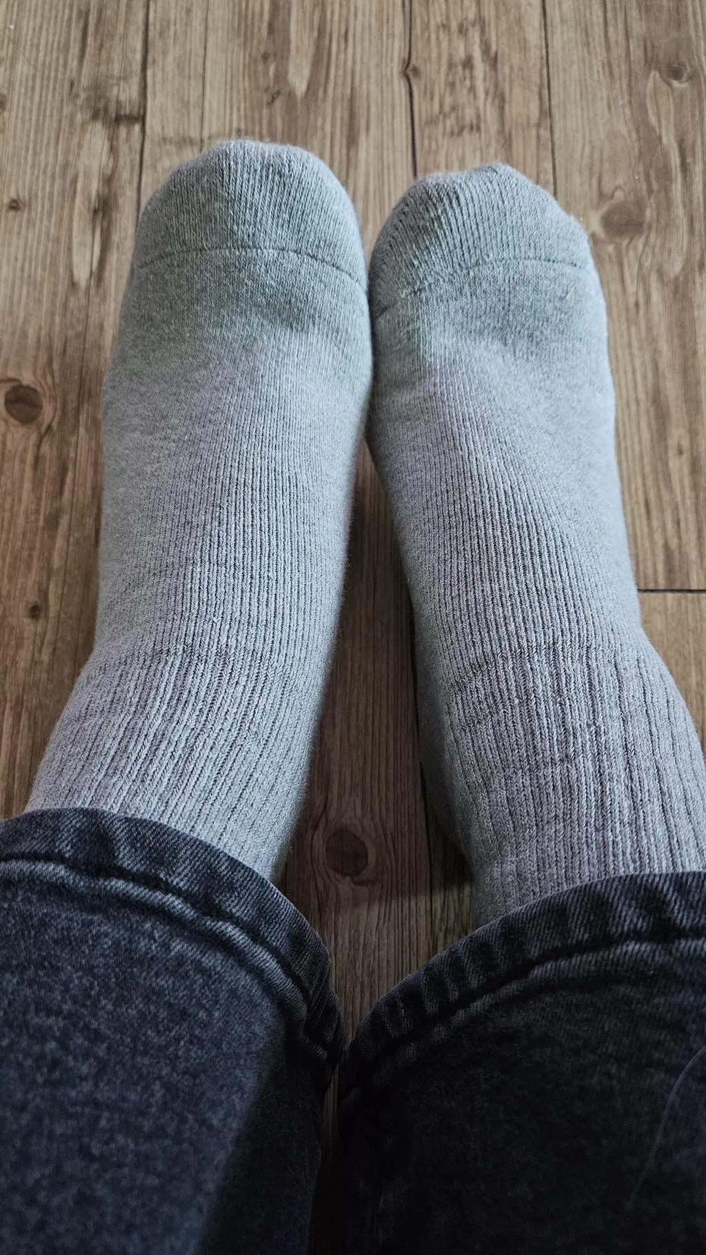 250인데 사이즈 딱 좋아요! 도톰해서 따뜻합니다. 신축성도 괜찮아요! 특별히 오래 걷는