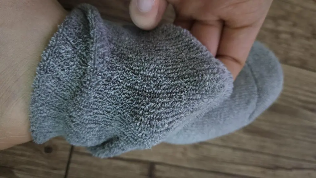 250인데 사이즈 딱 좋아요! 도톰해서 따뜻합니다. 신축성도 괜찮아요! 특별히 오래 걷는