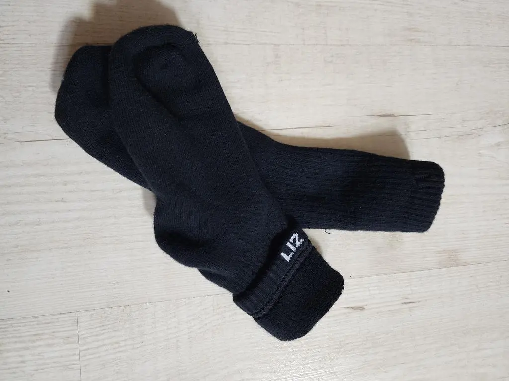 운동화 255mm사이즈 신는 발인데 딱 맞네요.
