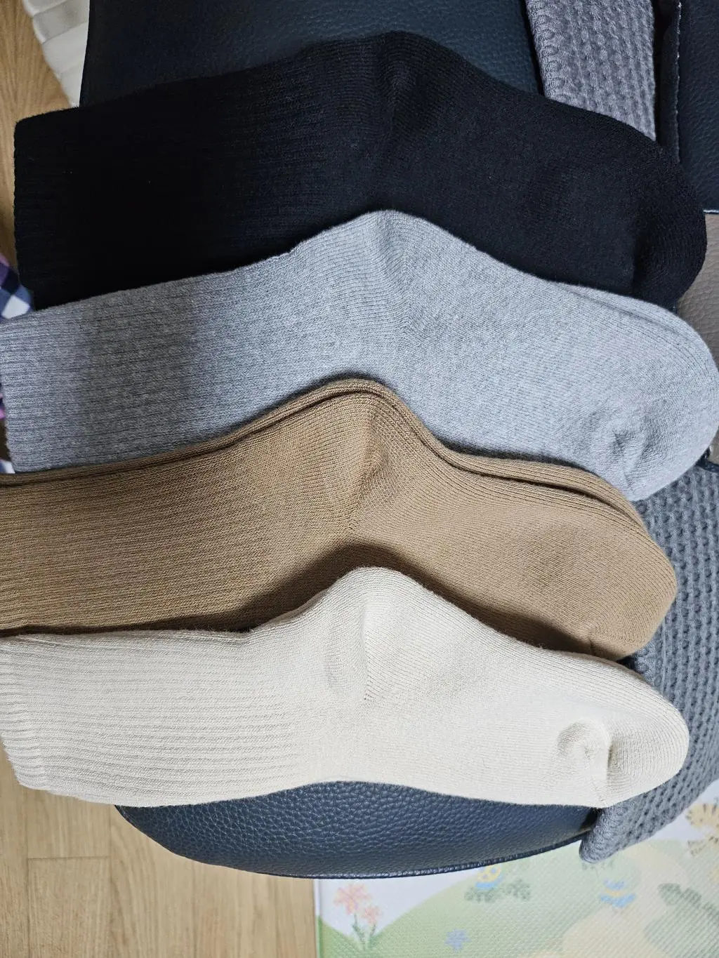 양말을 이 돈  주고 샀던 적이 없었는데 돈 값 하네요  너무 부드럽고 따뜻해요 맘에 들