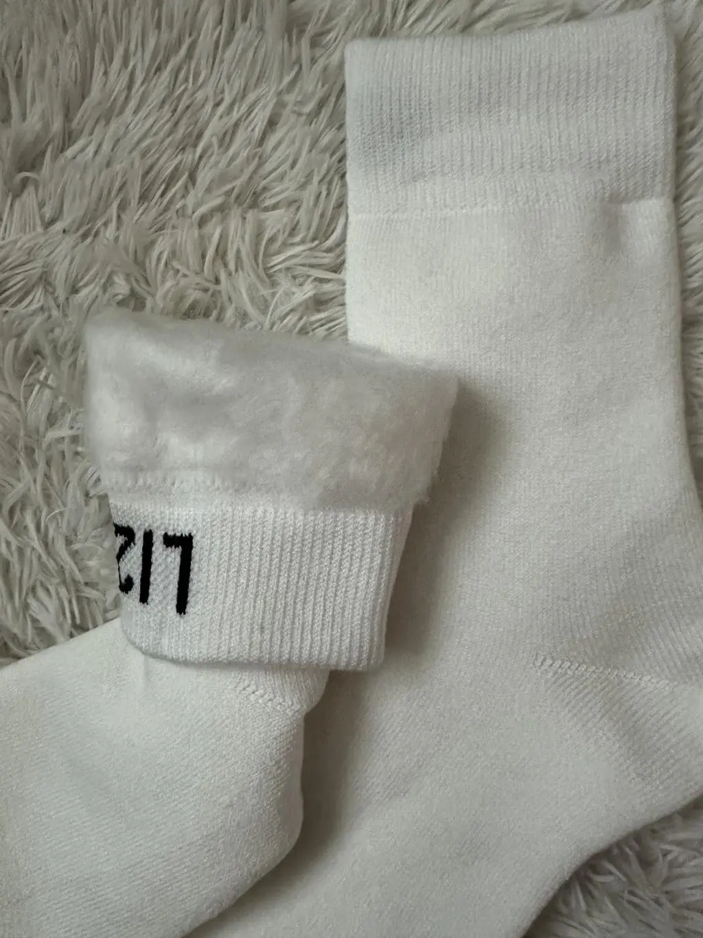 리투에서 양말 처음 구매해보는데 배송도 빠르고 양말이 도톰해서 놀랐어요! 안이 털으