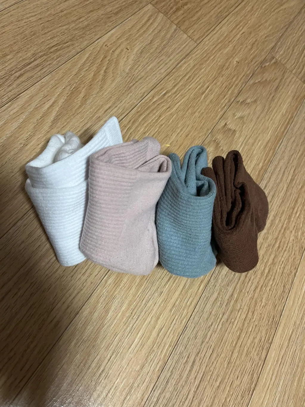 양말이 거기서 거기지 하고 가성비 양말만 찾아 신다가 …  
