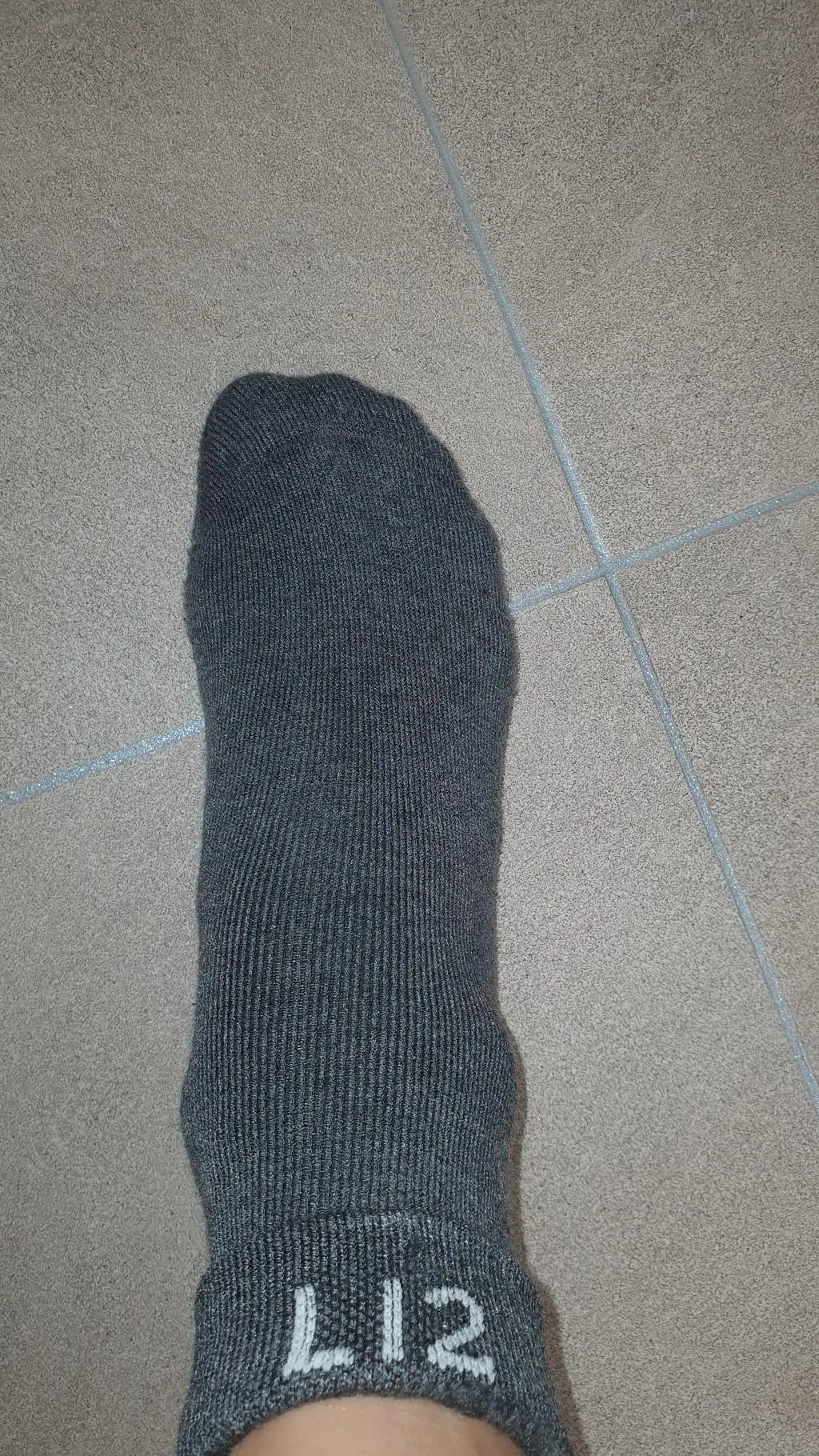 제품 큰기대없이 구매했는데 양말내측에 양모가 아주 견고하게 있고 신고 벗을때 변형도