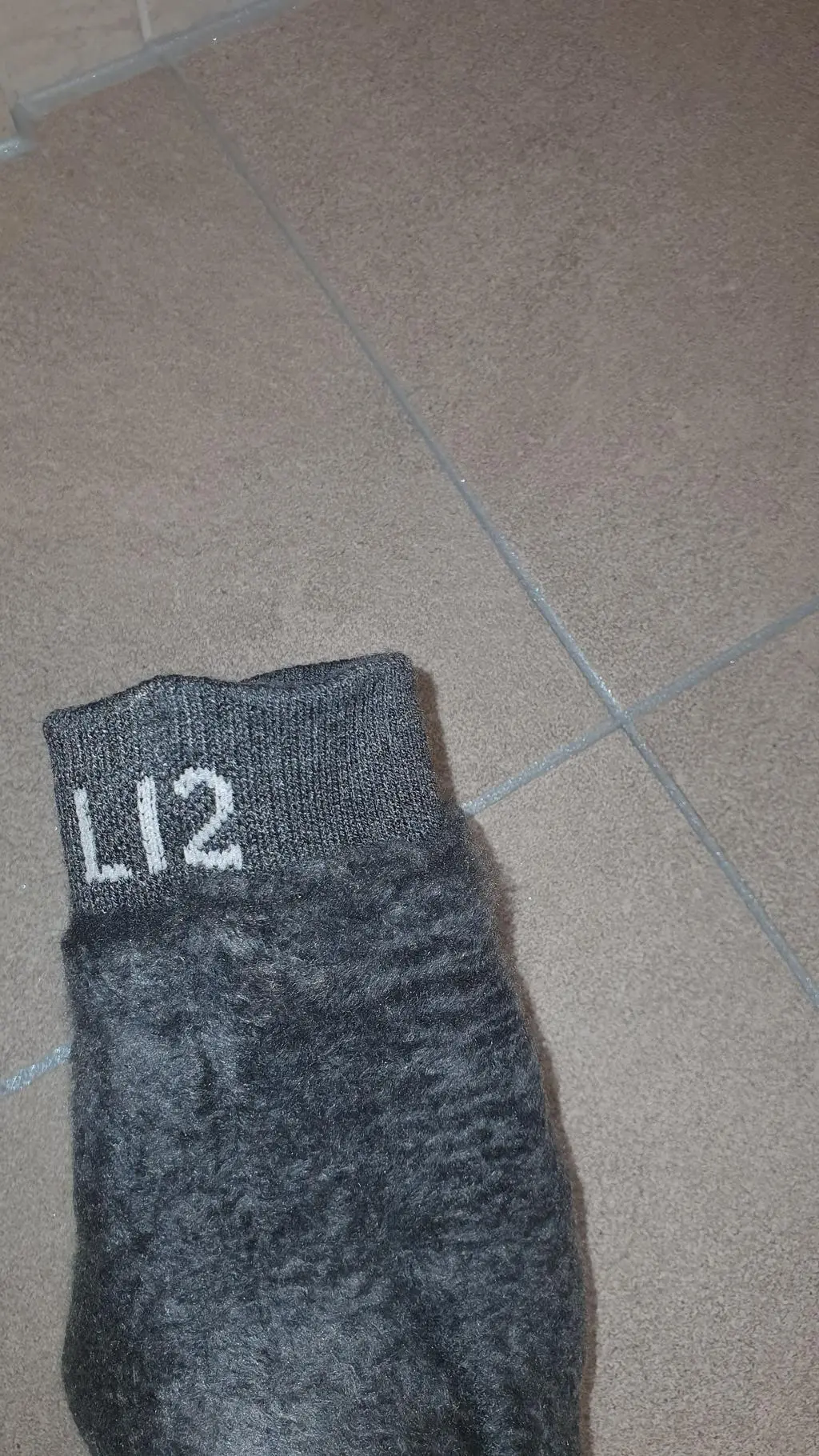 제품 큰기대없이 구매했는데 양말내측에 양모가 아주 견고하게 있고 신고 벗을때 변형도