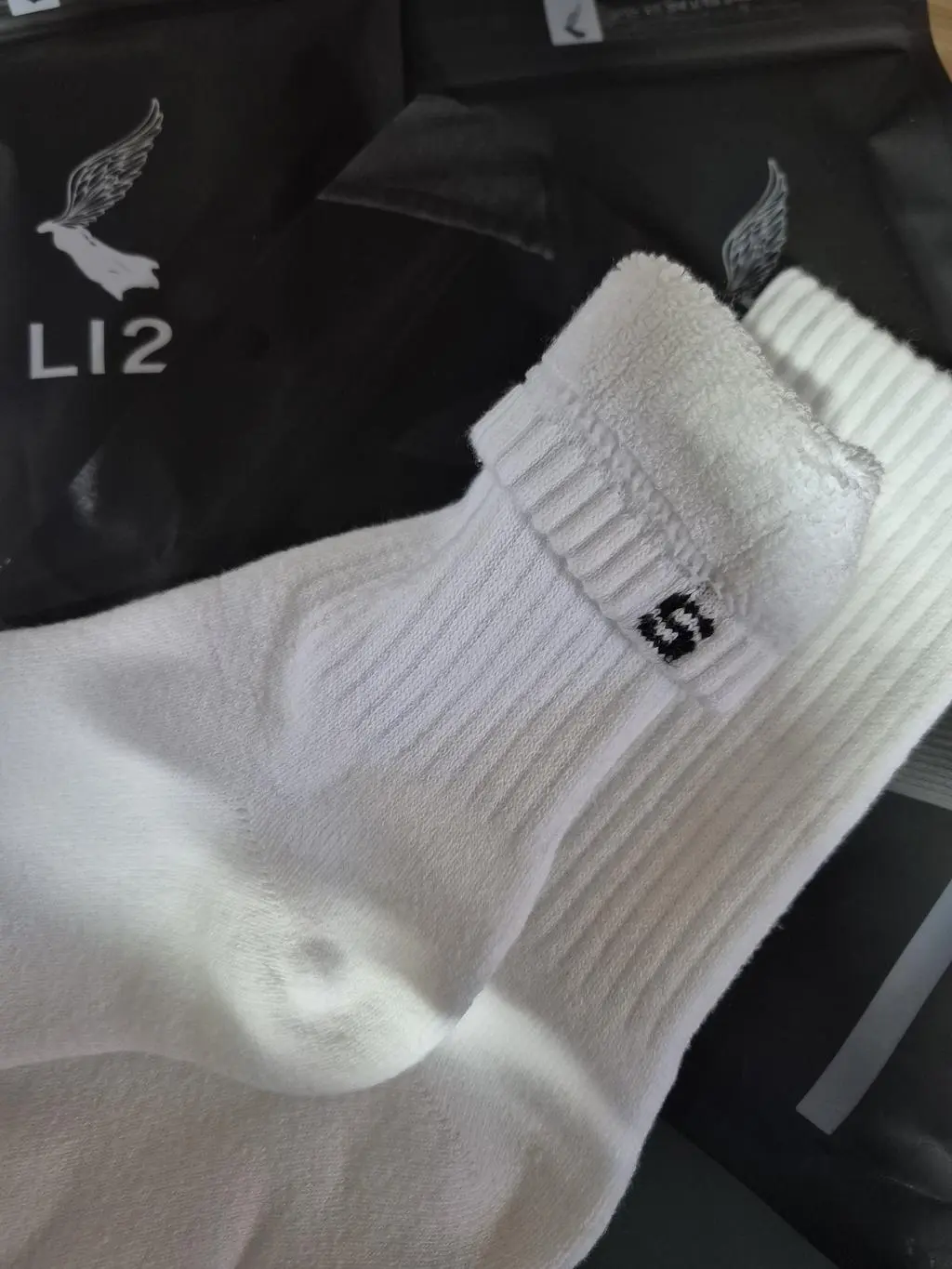 동생추천으로 신어보고 좋아서 친구에게 선물하려고 샀어요 두툼하니 따수블것 같아요 