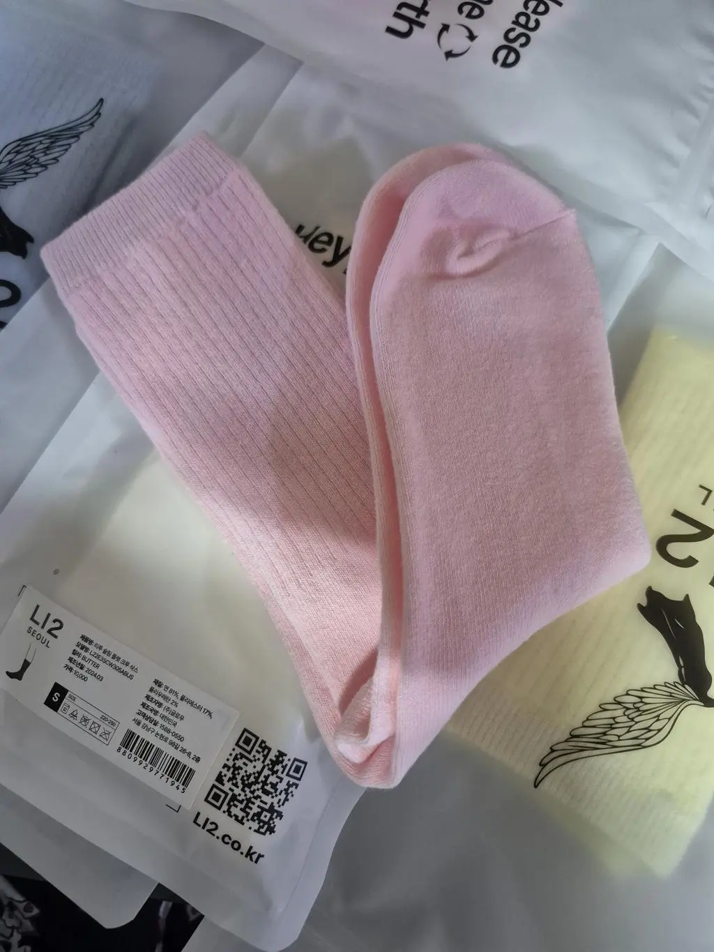 바닥 쿠션있는건줄 알고 시겼는데 아주 얆은 원단양말이네요 

