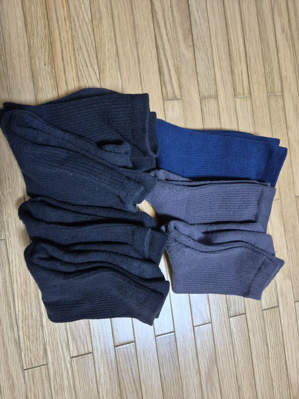 땀 흡수도 잘되고, 하루종일 신어도 늘어나지도 않고 너무 좋습니다.
