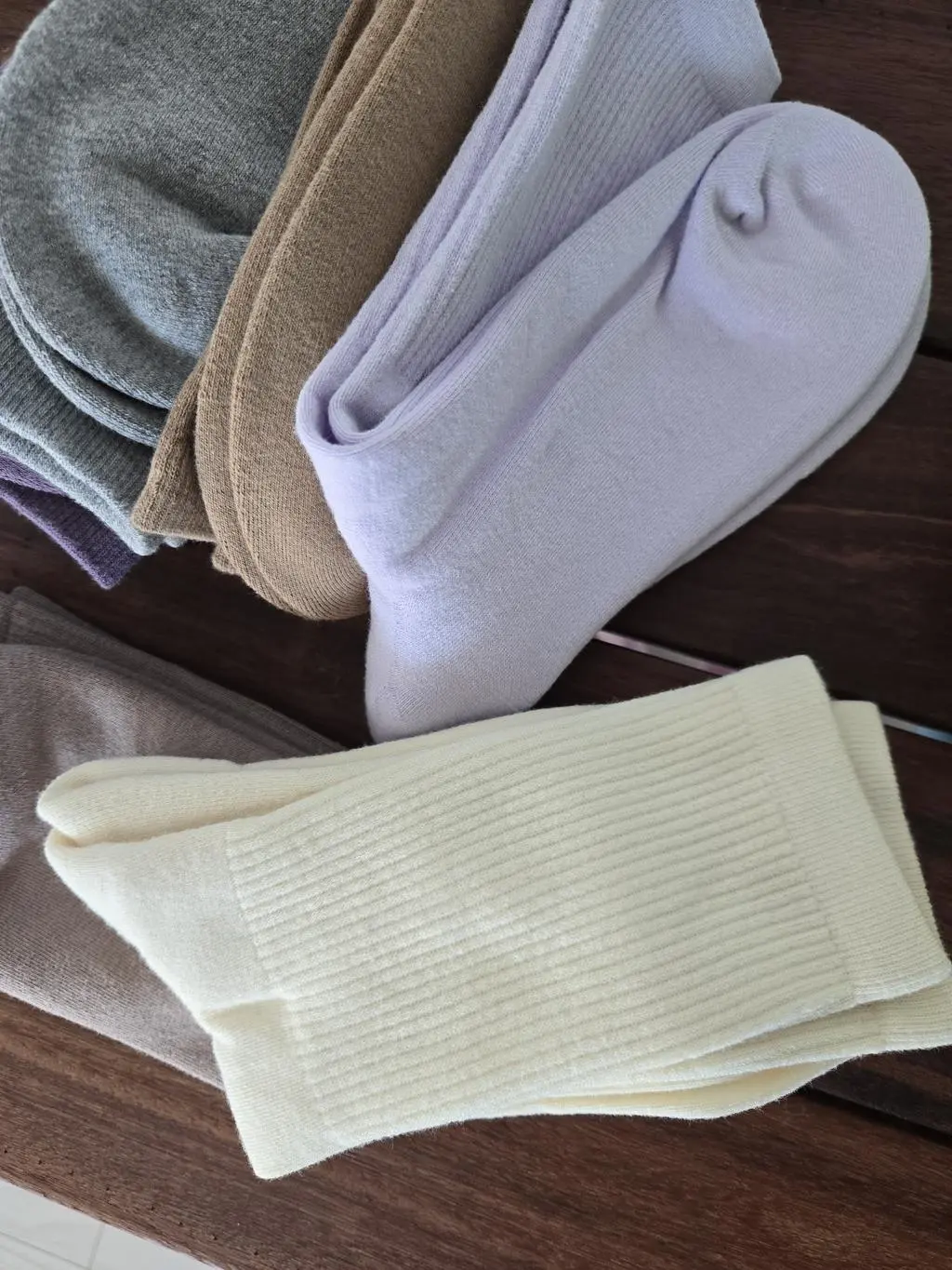 부드럽고 너무 두껍지않고 착용감 좋아요.