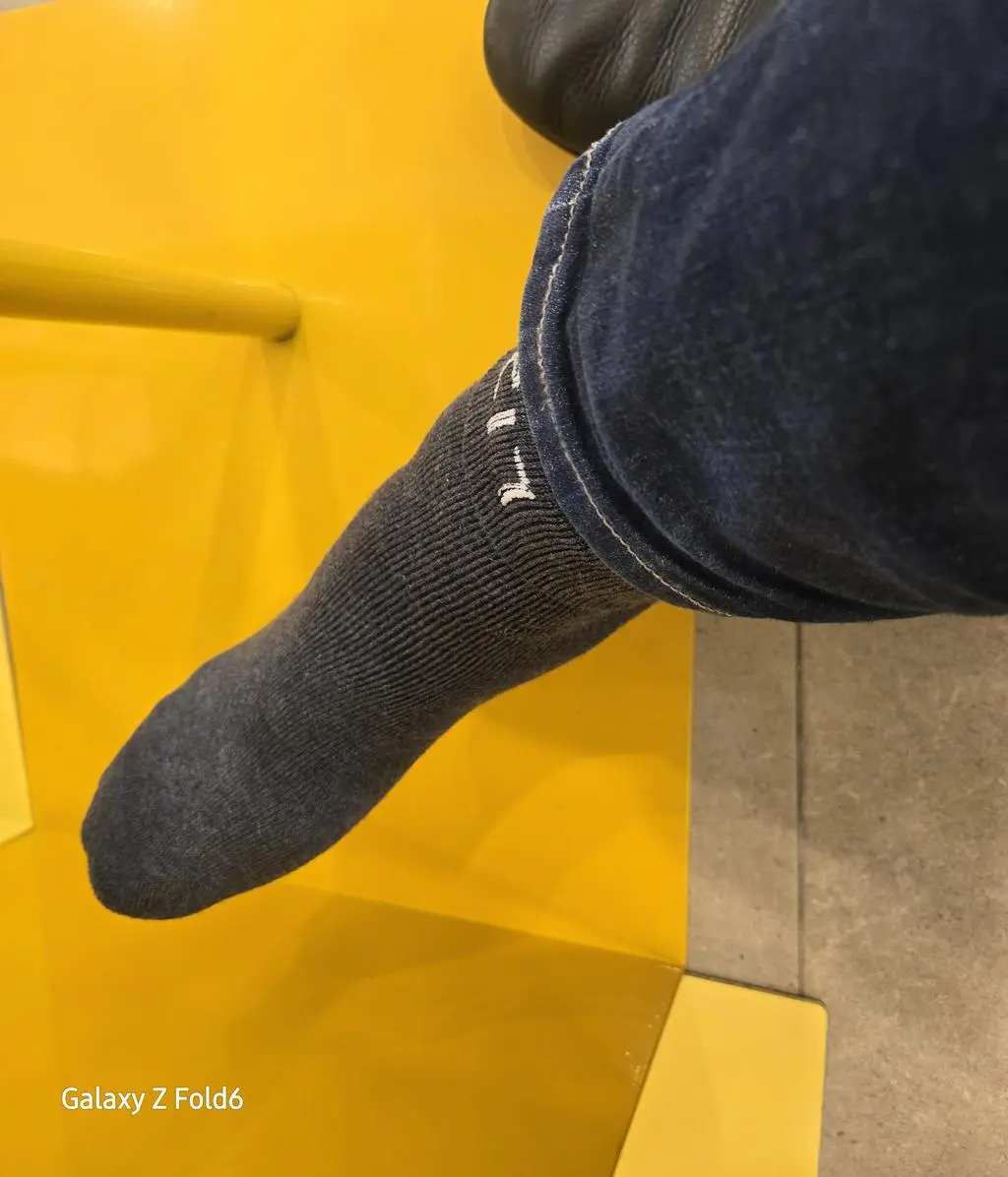 일단. 어떤 신발이든 잘 어울려서 좋아요. 그리고 이게 맞는지 모르겠지만... 발에 습기