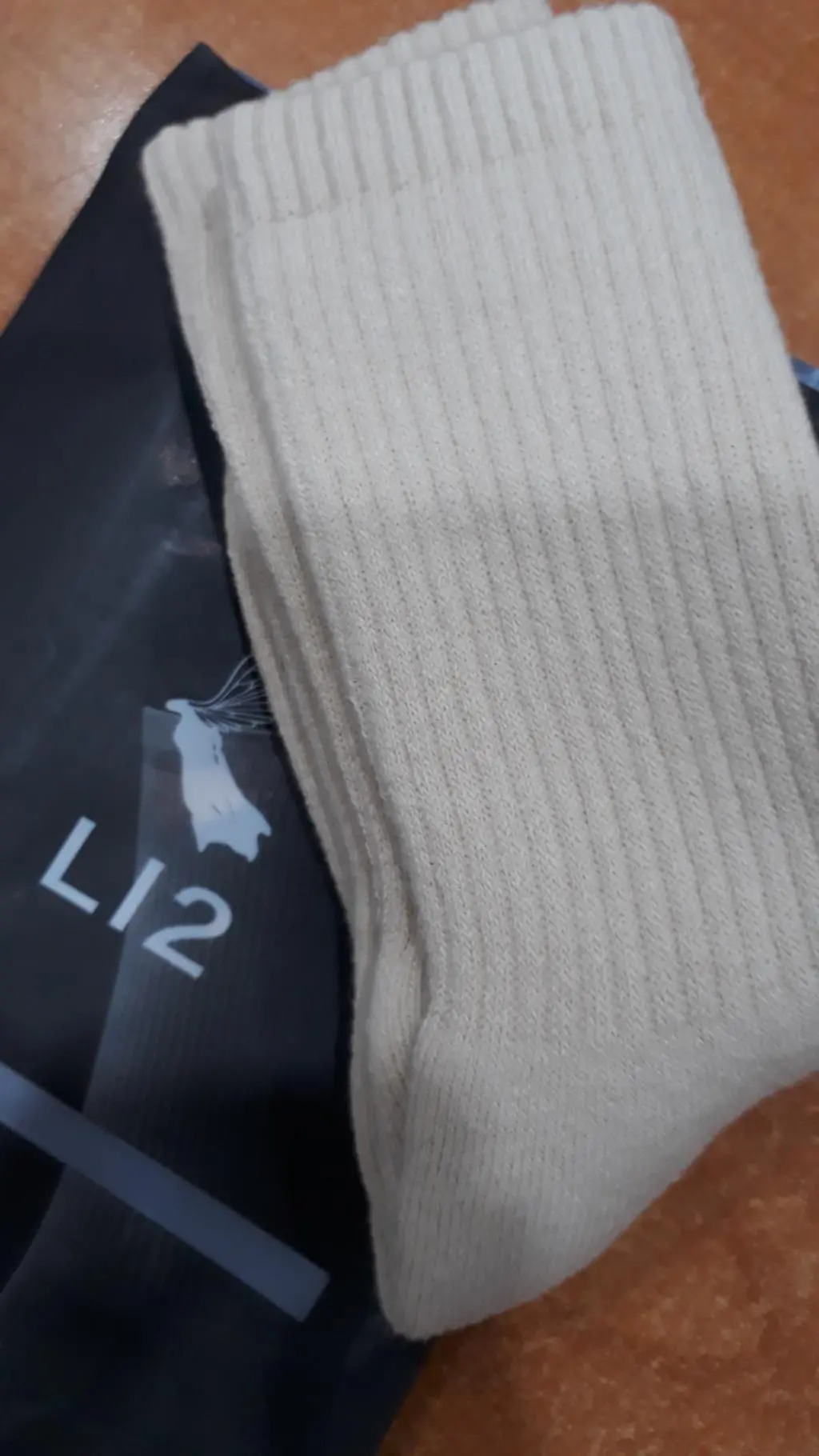 아이보리 베이지 색상 다 이쁩니다. 두툼해서 따뜻하고요. 발목까지 충분히 감싸주는 길